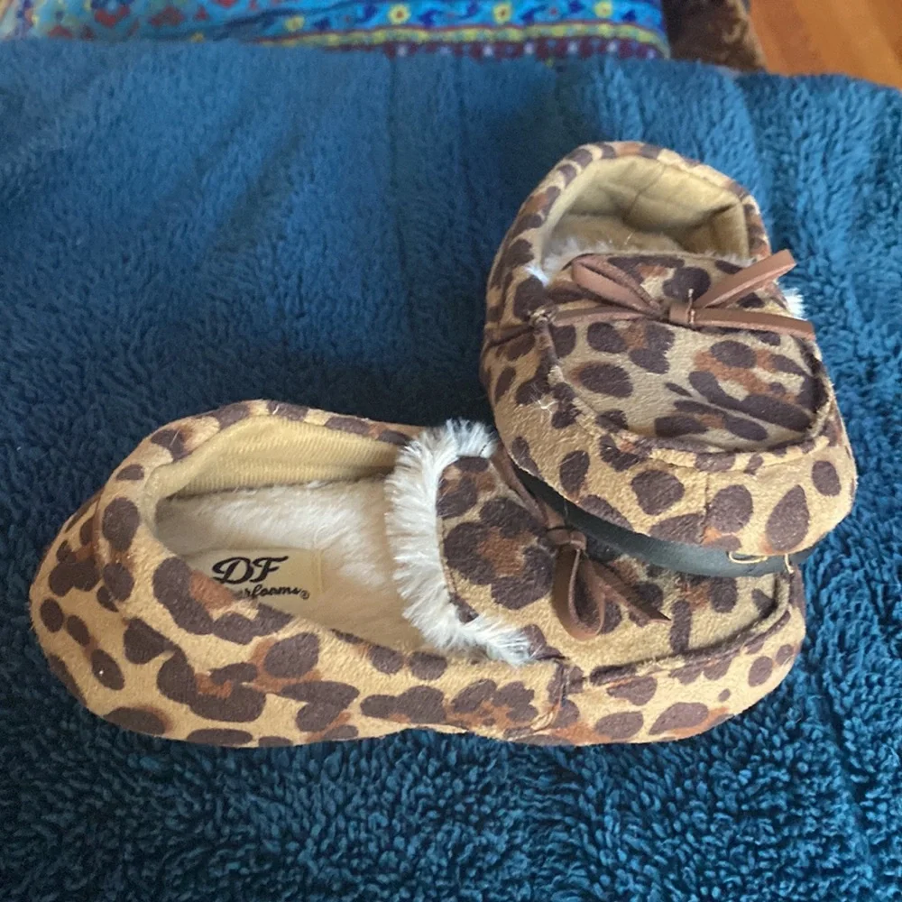 3 for $12 NWOT Dearfoam leopard print girls 8-9 slippers.